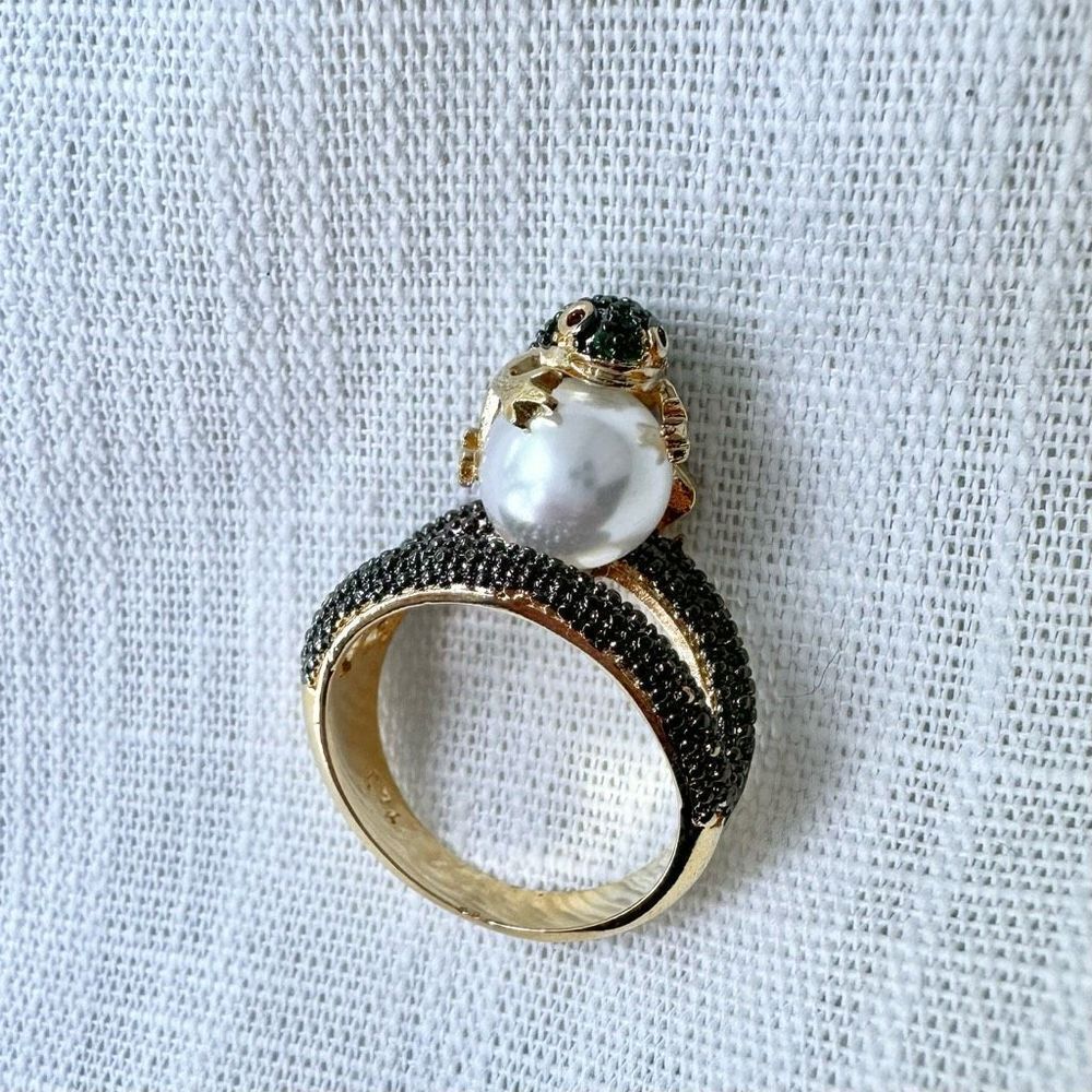 Frog hugging pearl ring - Picture 3 of 8